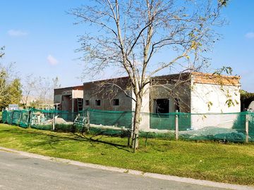 Casa en  Venta 4 ambientes a estrenar El Cantón Golf