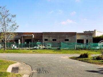 Casa en  Venta 4 ambientes a estrenar El Cantón Golf