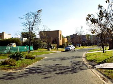 Casa en  Venta 4 ambientes a estrenar El Cantón Golf