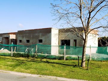 Casa en  Venta 4 ambientes a estrenar El Cantón Golf