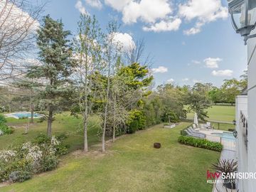 Casa en  Abril Club de Campo barrio los Robles