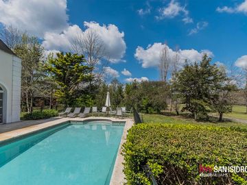 Casa en  Abril Club de Campo barrio los Robles