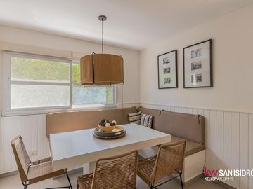 Casa en  Abril Club de Campo barrio los Robles