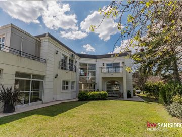 Casa en  Abril Club de Campo barrio los Robles