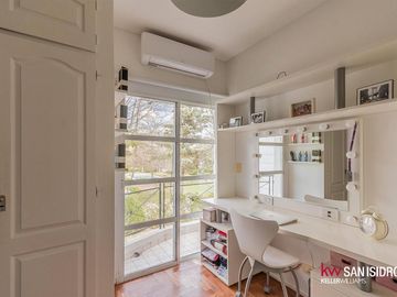 Casa en  Abril Club de Campo barrio los Robles