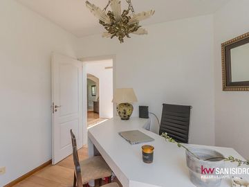 Casa en  Abril Club de Campo barrio los Robles