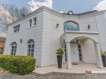 Casa en  Abril Club de Campo barrio los Robles