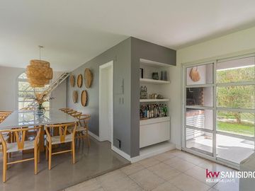 Casa en  Abril Club de Campo barrio los Robles