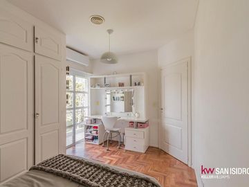 Casa en  Abril Club de Campo barrio los Robles