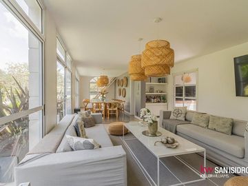 Casa en  Abril Club de Campo barrio los Robles