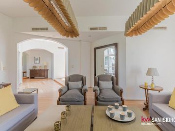 Casa en  Abril Club de Campo barrio los Robles