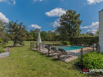 Casa en  Abril Club de Campo barrio los Robles