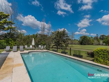Casa en  Abril Club de Campo barrio los Robles