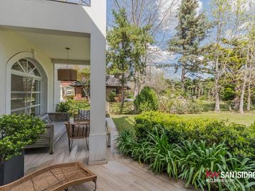 Casa en  Abril Club de Campo barrio los Robles