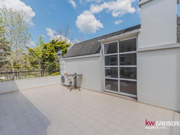 Casa en  Abril Club de Campo barrio los Robles