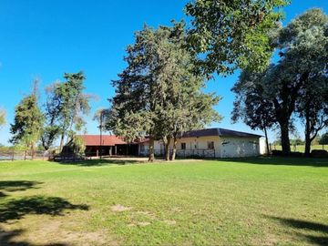 VENTA Complejo 10.000 m2 con Casa principal, 5 pabellones, sala de convencion, quincho, pileta