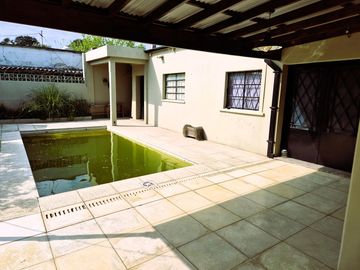 Venta casa 4 ambientes Pilar centro con pileta!!!