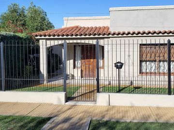 Venta casa 4 ambientes Pilar centro con pileta!!!