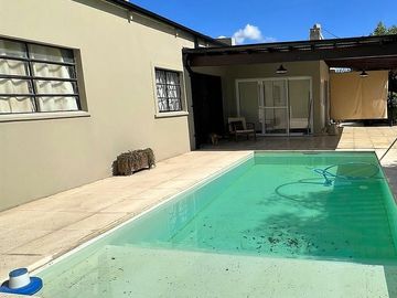 Venta casa 4 ambientes Pilar centro con pileta!!!
