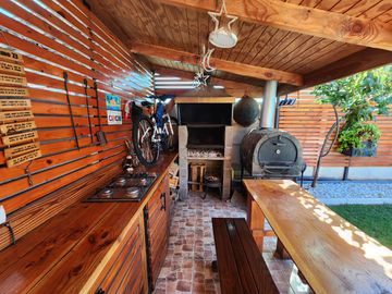 VENTA CASA EN LAGUNA DEL SOL 4H/3B  QUINCHO/PISCINA/AIRE ACONDICIONADO