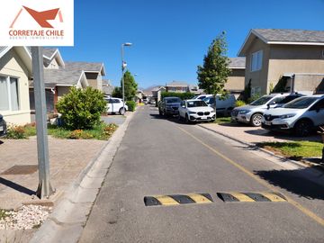 VENTA CASA EN LAGUNA DEL SOL 4H/3B  QUINCHO/PISCINA/AIRE ACONDICIONADO