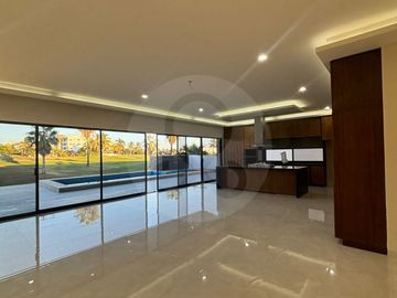 CASA VENTA EN MARINA CAMPO DE GOLF Casa en venta en Fraccionamiento Marina Mazatlán