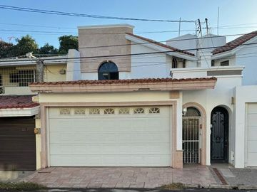 CASA EN VENTA EN LAS QUINTAS
