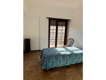 Depto de 3 amb. y dependencia de servicio + Depto 1 amb. USD 135000