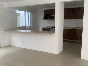 VENTA DE HERMOSA CASA DE AMPLIOS VENTANALES A 5 MIN DE PERIPLAZA
