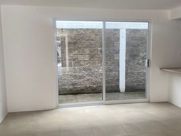 VENTA DE HERMOSA CASA DE AMPLIOS VENTANALES A 5 MIN DE PERIPLAZA