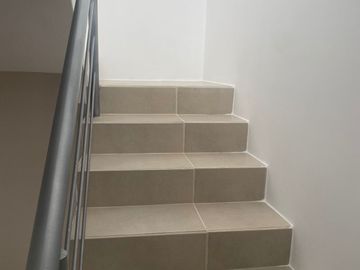 VENTA DE HERMOSA CASA DE AMPLIOS VENTANALES A 5 MIN DE PERIPLAZA
