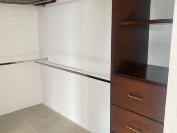 VENTA DE HERMOSA CASA DE AMPLIOS VENTANALES A 5 MIN DE PERIPLAZA