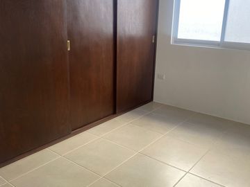 VENTA DE HERMOSA CASA DE AMPLIOS VENTANALES A 5 MIN DE PERIPLAZA