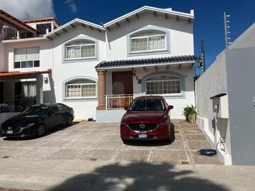 Casa en venta con estílo único en Cumbres del Lago, Juriquilla. Habtación en PB.