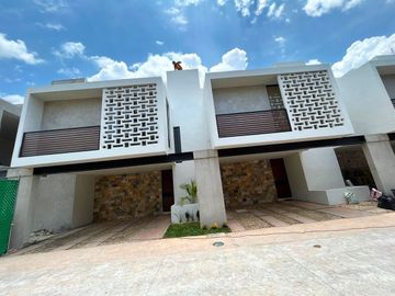 CASA  EN VENTA EN CHOLUL CON ALBERCA EN MÉRIDA YUCATÁN