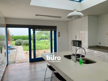 BELLA CASA DE CAMPO EN VENTA AMOBLADA EN CONDOMINIO CON PISCINA EN QUILMANA