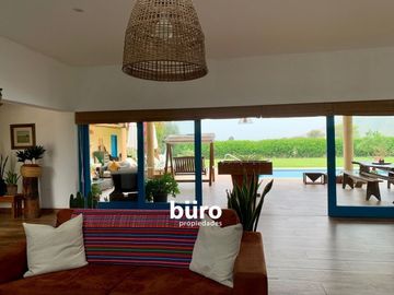 BELLA CASA DE CAMPO EN VENTA AMOBLADA EN CONDOMINIO CON PISCINA EN QUILMANA