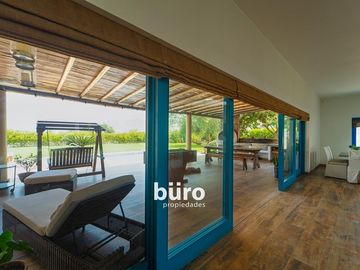 BELLA CASA DE CAMPO EN VENTA AMOBLADA EN CONDOMINIO CON PISCINA EN QUILMANA