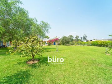 BELLA CASA DE CAMPO EN VENTA AMOBLADA EN CONDOMINIO CON PISCINA EN QUILMANA