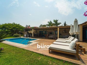 BELLA CASA DE CAMPO EN VENTA AMOBLADA EN CONDOMINIO CON PISCINA EN QUILMANA