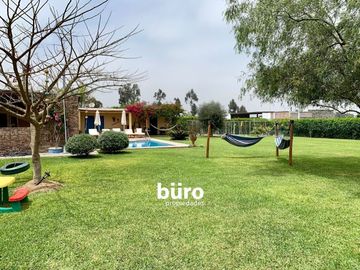 BELLA CASA DE CAMPO EN VENTA AMOBLADA EN CONDOMINIO CON PISCINA EN QUILMANA