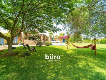 BELLA CASA DE CAMPO EN VENTA AMOBLADA EN CONDOMINIO CON PISCINA EN QUILMANA