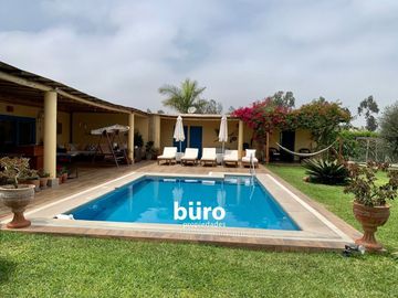 BELLA CASA DE CAMPO EN VENTA AMOBLADA EN CONDOMINIO CON PISCINA EN QUILMANA