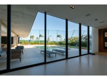 SE VENDE ESPECTACULAR CASA EN LAGOS DEL CAUJARAL