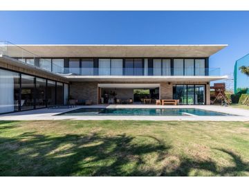 SE VENDE ESPECTACULAR CASA EN LAGOS DEL CAUJARAL