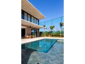 SE VENDE ESPECTACULAR CASA EN LAGOS DEL CAUJARAL