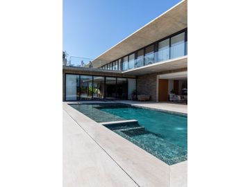 SE VENDE ESPECTACULAR CASA EN LAGOS DEL CAUJARAL
