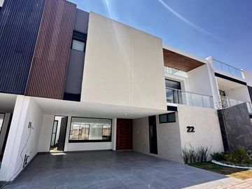 Casa de 5 recamaras en venta en Lomas de Angelopolis Puebla.