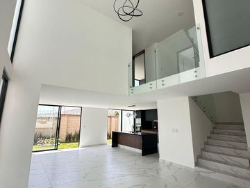 Casa de 5 recamaras en venta en Lomas de Angelopolis Puebla.