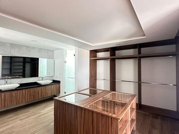 Casa de 5 recamaras en venta en Lomas de Angelopolis Puebla.